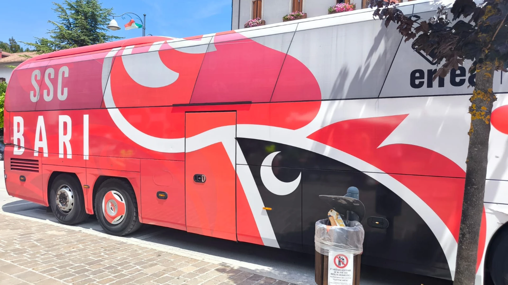 Roccaraso: il Bari torna in ritiro nella cittadina abruzzese. Questa mattina l’arrivo della squadra allenata da Fabio Caserta. Di Donato: “Investito molto sulla qualità del nostro centro sportivo”. GUARDA IL SERVIZIO.